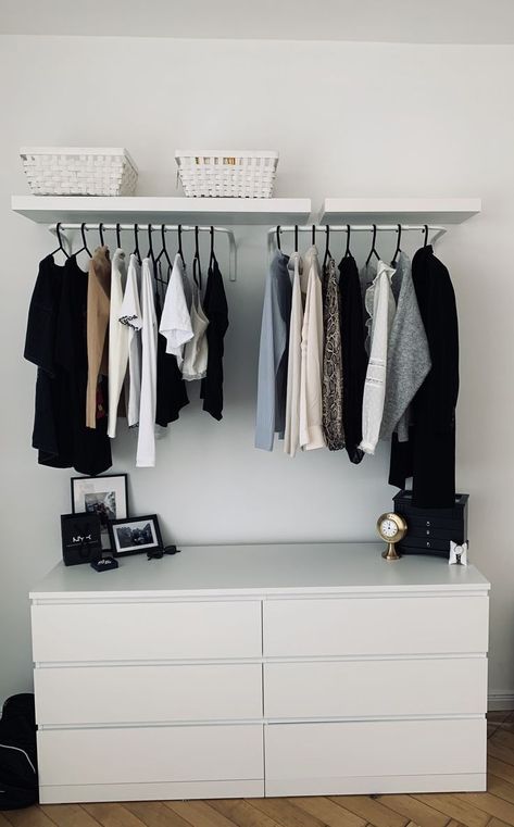 Studio Apartment Clothes Storage, Minimalistic Bedroom Ideas For Small Rooms, Armoire Organization, Dressing Room Design Small Space, Koti Diy, Wardrobe Room, Bedroom Deco, Mens Bedroom, Room Design Bedroom