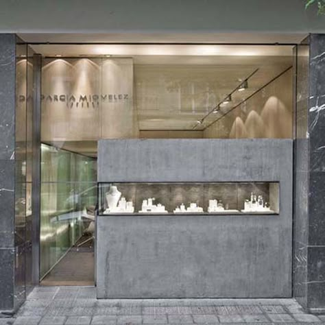 Jewelry Shop Design, Jewelry Showroom, Jewelry Store Interior, Shop Facade, Jewellery Shop Design, Jewelry Store Design, Glass Display Case, Concrete Forms, Jewellery Showroom