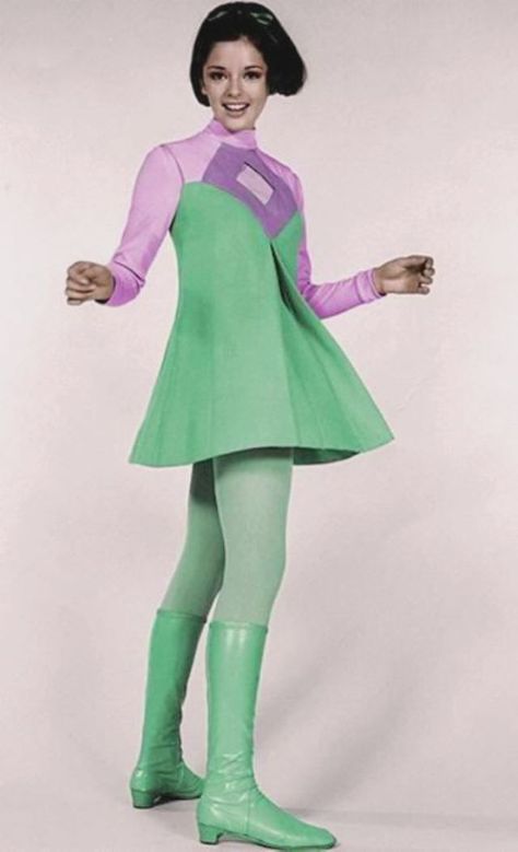 Amazing Space Age Fashion Designs by Pierre Cardin From the 1960s ~ Vintage Everyday Weird Science Lisa Outfits, Draw Dress, 1960s Space Age, Space Age Fashion, Futurism Fashion, Fashion 60s, Mod Mini Dress, Space Fashion, 60s 70s Fashion