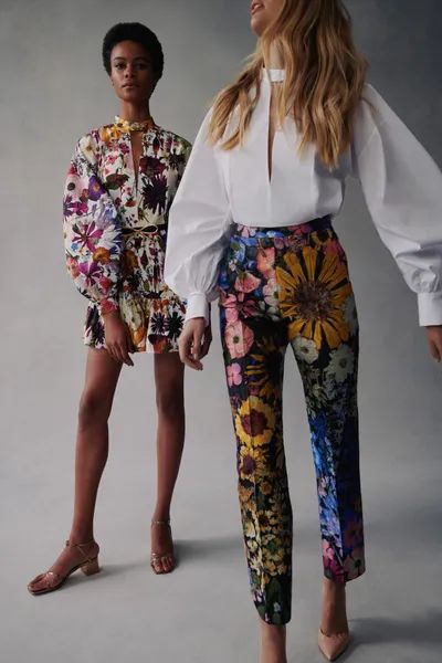 Oscar de la Renta Fall 2021 Ready-to-Wear Collection - Vogue Jw Images, Casual Chique, Floral Pants, Looks Style, Mode Inspiration, Shirts & Tops, Look Fashion, Fashion News, High Fashion