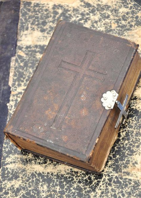 Old Bible Aesthetic, Vintage Bible Aesthetic, Bible Book Aesthetic, The Bible Aesthetic, Withering Rose, Bible Pic, Antique Bible, Old Bible, Holy Bible Book