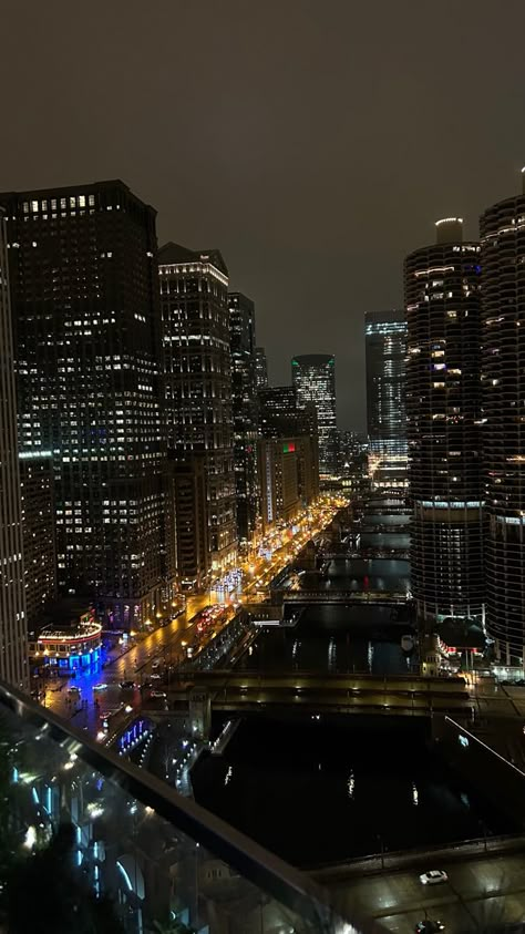 City View Night, Chicago Aesthetic, Chicago At Night, New York Wallpaper, Dark City, Night Scenery, Nyc Life, Chicago City, Pretty Landscapes