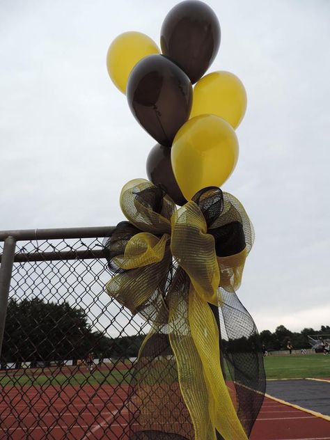 High School Football Fence Deco Homecoming Arches Football, Football Fence Decorations, Cups In Fence Seniors, Homecoming Football Decorating Ideas, Football Senior Day Ideas, Homecoming Court Ideas High School, Homecoming Football Game Decorations, Football Field Decorations, Football Game Decorations High School