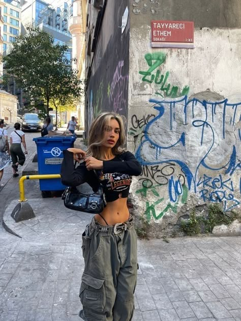 Chica Hip Hop, Pakaian Hipster, Chique Outfits, Foto Poses, Tomboy Outfits, Looks Street Style, Streetwear Fashion Women, Swaggy Outfits, Mode Inspo