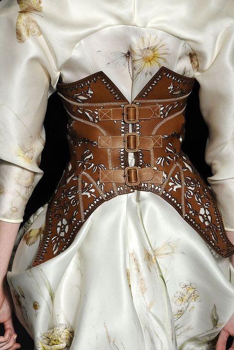 Alexander McQueen Spring 2009 Ready-to-Wear Collection - Vogue Detail Couture, Mode Steampunk, Leather Corset, Steampunk Fashion, Fantasy Fashion, Mode Inspiration, Corsets, Fashion Details, Gothic Fashion