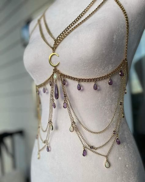 Chest Chain Body Jewelry, Diy Chain Harness, Chain Harness Outfit, Goddess Inspired Outfits, Celestial Outfit Aesthetic, Fae Clothes, Fae Aesthetic Clothes, Mythical Outfits, Fae Jewelry