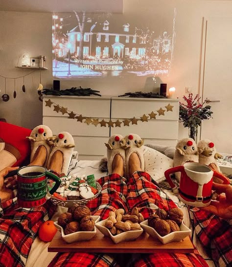 10 Best Christmas Movies To Watch With Your Kids - MOMtivational Vsco Christmas, Winter Christmas Aesthetic, Cozy Christmas Living Room, Holiday Outfits Summer, Cozy Christmas Decor, Christmas Aesthetic Wallpaper, Aesthetic Vsco, Wallpaper Collage, Friend Christmas