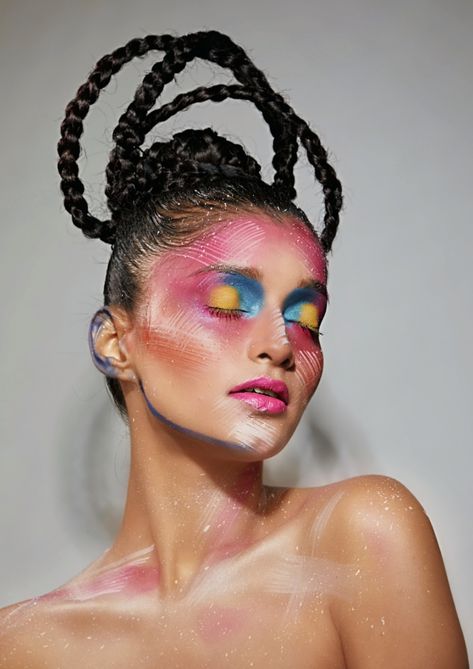 Photoshoot Avant Garde, Exaggerated Makeup Look, Avante Garde Makeup Looks, Avent Garde Makeup, Colourful Editorial Makeup, High Fashion Makeup Looks Models, Avant Garde Makeup Looks, Avangard Makeup, Avant Garde Makeup Creative