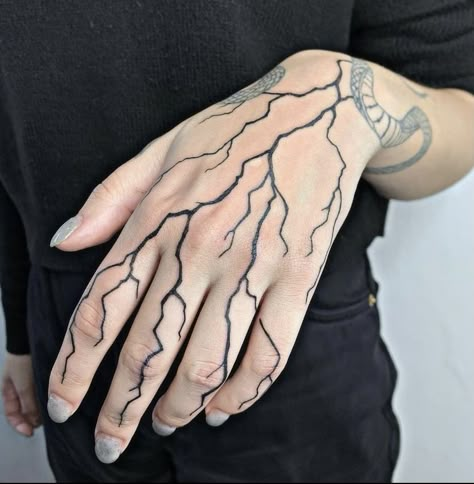 Tatuagem Percy Jackson, Blitz Tattoo, Tattoo Main, Emo Tattoos, Lightning Tattoo, 16 Tattoo, Tato Henna, Pretty Hand Tattoos, Sharpie Tattoos