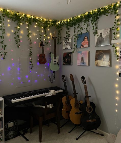 Bedroom Ideas For Music Lovers, Piano Aesthetic Bedroom, Piano In Room Ideas, Light Up Vines In Bedroom, Christmas Light Bedroom Ideas, Fairy Light And Vine Wall, Music Room Inspo Aesthetic, Room Inspo With Piano, Room With Piano Aesthetic