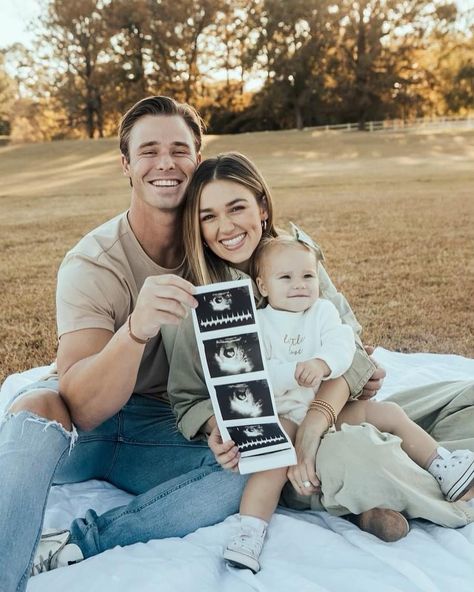 Sadie Robertson Family, Soon To Be Family Of 4 Announcement, Pregnancy Announcement With Toddler Boy, Baby Announcing Ideas With Siblings, Pregnancy Reveal Photoshoot, Vibey Aesthetics, Baby Number 2 Announcement, Sibling Baby Announcements, 2nd Pregnancy Announcements