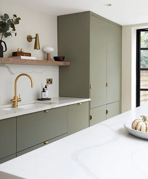 7 Gorgeous Green Kitchens to Change Your Luck All Year Long - Studio Dearborn | Interior Design Rebecca Wakefield, Studio Dearborn, Olive Green Kitchen, Green Kitchens, Green Kitchen Designs, Model Dapur, Wall Cupboards, Kabinet Dapur, Green Kitchen Cabinets