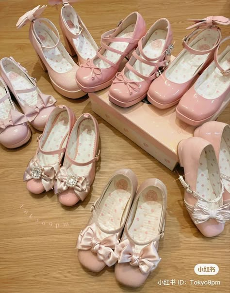 Kotak Bento, Dr Shoes, Kawaii Shoes, Aesthetic Coquette, Pink Girly Things, Girly Shoes, Aesthetic Shoes, Pink Shoes, Really Cute Outfits