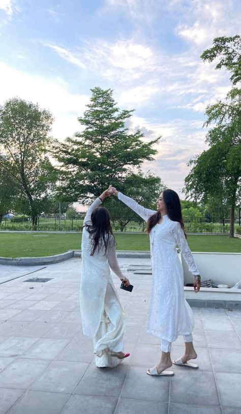 Eid Pose Ideas With Sister, Eid Photo Ideas With Friends, 2 Frnds Pics, Pic To Recreate With Best Friend, Aesthetic Kurti Poses With Friends, Kurti Poses With Friends, Aesthetic Eid Pictures, Eid Pictures Ideas, Eid Photoshoot Ideas At Home