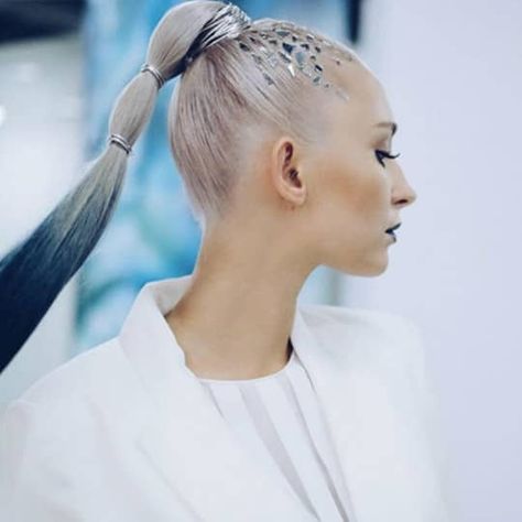 25 Edgy Hairstyles To Help You Embrace Your Inner Rockstar | Hair.com By L'Oréal Sci Fi Hairstyles, Khalessi Hair, Cyberpunk Hairstyles, Futuristic Hairstyles, Futuristic Hair, Rasta Hair, Futuristic Makeup, Edgy Hairstyles, New Hair Trends