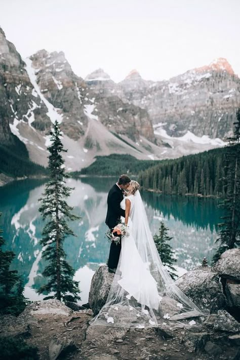 10 Perks Of A Winter Wedding - Modern Wedding Winter Mountain Wedding, Mountain Wedding Photos, Winter Wedding Photos, Banff Wedding, Mountain Wedding Venues, Aline Wedding Dress, Winter Mountain, Winter Wedding Ideas, Winter Wedding Inspiration