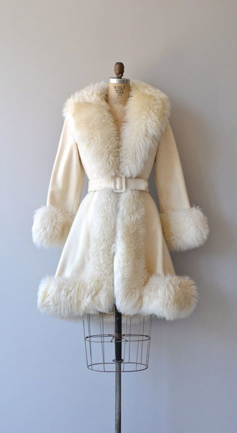 Mode Mantel, Princess Coat, Vintage Coats, Retro Mode, White Faux Fur, White Coat, White Fur, 1960s Fashion, Fur Fashion