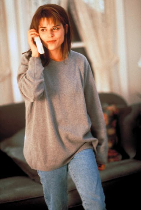 Neve Campbell (Then) Played college student Sidney Prescott. Sydney Prescott, Sidney Scream, 90s Teen Fashion, Scream Outfits, 90s Horror Movies, Scream Costume, Sidney Prescott, Scream Movies, Scream 1