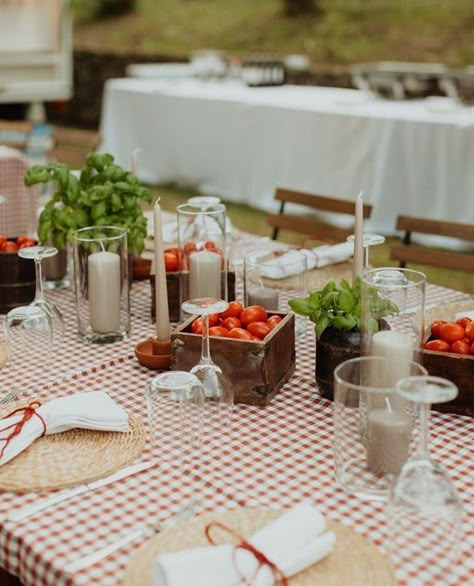 Rustic Pizza Party, Outdoor Pizza Party Ideas, Pizza Engagement Party Decor, Garden Pizza Party, Pizza Party Wedding Rehearsal Dinners, Italian Pizza Party Theme, Pizza Party Table Decor, Italy Rehearsal Dinner, Italian Rehersal Dinner Theme