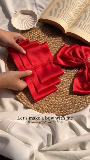 Satin Bow Tutorial, Diy Hair Accessories Tutorial, Ribbon Bow Tutorial, Bow Making Tutorials, Hair Bows Diy Ribbon, Hair Accessories Tutorial, Hand Fans For Wedding, Homemade Bows, Diy Hair Accessories Ribbon