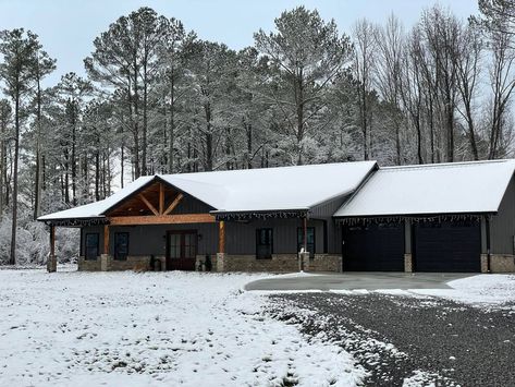 Alabama Barndominium with Stunning Modern Motifs Simple Pole Barn Homes, Barndo Decor, Ranch Barndominium, Building Farmhouse, Galvalume Roof, Metal Building House, 5 Bedroom Barndominium, Metal Building House Plans, Barndominium Ideas 5 Bedroom