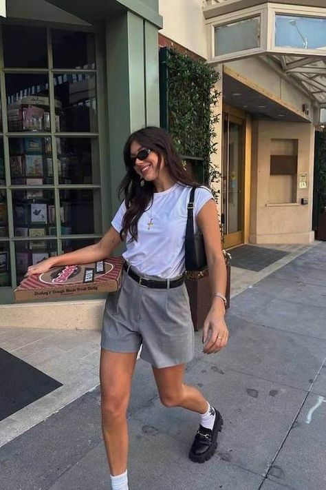 30+ Chunky Loafers Outfit Ideas to Elevate Your Style Stylish Office Outfits Summer, Long Pleated Shorts Outfit, Shorts Business Casual Outfits, New York Ootd Summer, Summer Patio Outfit, Tomboy Outfits Women, Summer 2024 Outfits Aesthetic, Shorts Outfits 2024, Business Shorts Outfit