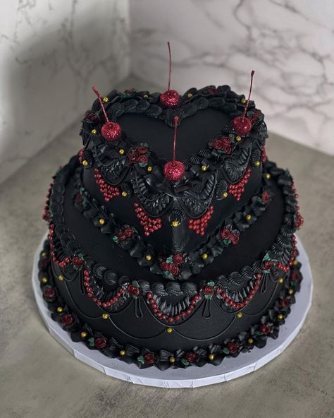 Aesthetic cake black Gothic Birthday Cakes, Goth Cakes, Gothic Cake, Spooky Wedding, Heart Shaped Cake, Vintage Birthday Cakes, Aesthetic Cake, Birthday Clothes, 18th Bday