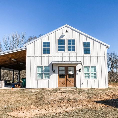 All White Barndominium, Barndominium White Exterior, Farmhouse Shop House, Small White Barndominium, Cream Barndominium Exterior, White Shop House, Cute Barndominiums, White Metal Building, Small Barndominium Ideas Exterior