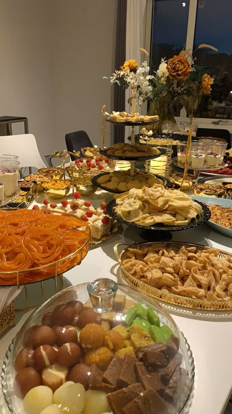 Ramadan Food Display, Desi Birthday Party Ideas, Desi Food Platter, Wedding Buffet Indian, Indian Food Table Decor, Eid Dinner Table Settings, Dholki Dessert Table, Dholki Food Ideas, Desi Dessert Table