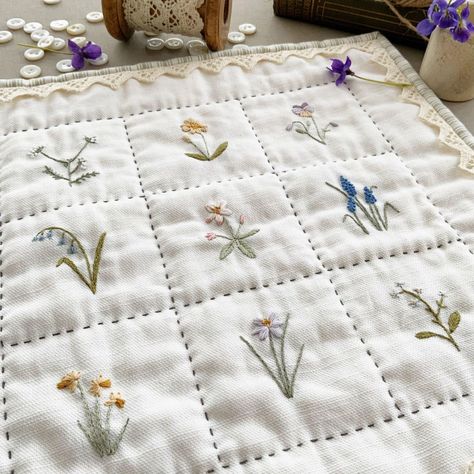 Cottagecore Quilt, Art Ho, Simple Quilt, Ideas Habitaciones, Sewing Patchwork, Quilt Vintage, Pinterest Contest, Cute Quilts, Embroidered Quilts