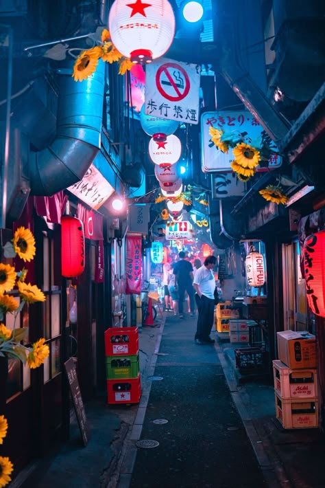 21 Images Of Tokyo Nights That Will Have You Packing Your Bags And Flying Out Tomorrow Alley Way, Tokyo Aesthetic, Neo Tokyo, Tokyo Night, Japan Street, Japan Photography, Cyberpunk Aesthetic, Tokyo Street, Cyberpunk City