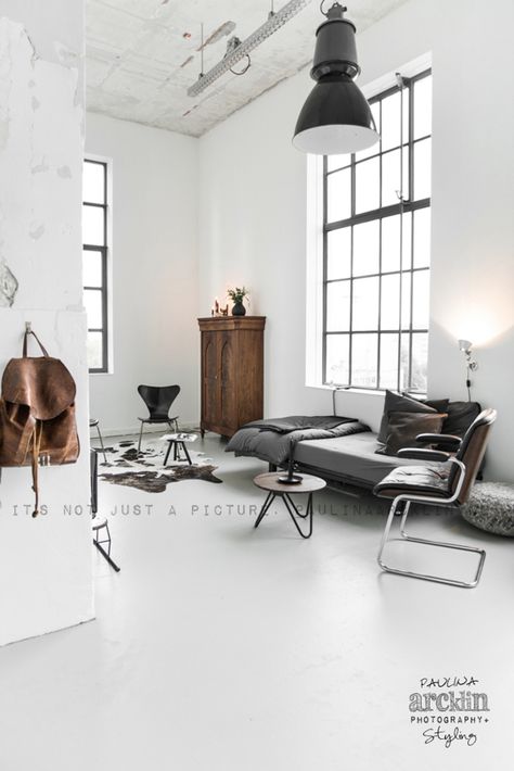 Industrial Design Living Room, Paulina Arcklin, Interior Design Blogs, Industrial Apartment, Loft Stil, Vintage Industrial Decor, Interior Minimalista, Industrial Livingroom, Vintage Industrial Furniture