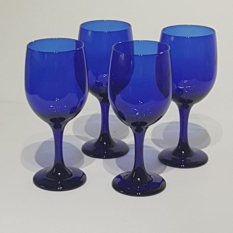 Coloured Wine Glasses, Blue Stemware, Cobalt Glassware, Blue Drinking Glasses, Gold Kitchen Accessories, Colored Wine Glasses, Blue Wine Glasses, Kitchen Shelf Decor, Cobalt Glass