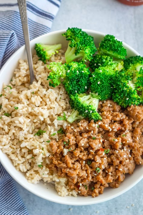 These Sweet and Spicy Ground Turkey & Broccoli Bowls are a fantastic and perfect meal for a simple, healthy, delicious and stress-free dinner. If you’re like me and you love a deliciously crafted bowl dish, then you’re going to love these sweet & spicy ground turkey & broccoli bowls. They’re simple, delicious, healthy and come […] Ground Turkey Recipes Clean Eating, Fast Easy Healthy Dinner For Family, Clean Eating Meals For Family, Ground Turkey Meals Healthy, Ground Turkey Quick Recipes, Easy Ground Turkey Dinner Recipes, Dinner With Turkey Ground Meat, Ground Turkey Recipes Healthy Meal Prep, Easy Dinner With Ground Turkey