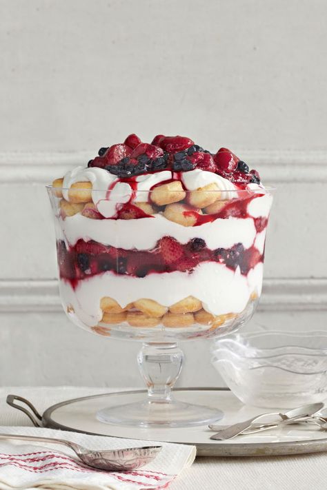 31 Easy Trifle Recipes Your Guests Will Love - How to Make a Trifle White Chocolate Trifle, Christmas Trifle Recipes, Trifle Recipes Easy, Easy Trifle, Trifle Dessert Recipes, Easter Feast, Christmas Trifle, Trifle Recipes, Brownie Trifle