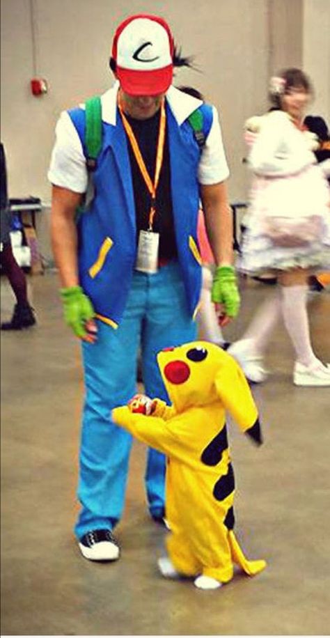 Ash Misty Pikachu Costume, Costume Halloween Famille, Pokemon Onesie, Pikachu Onesie, Dressup Ideas, Pikachu Costume, Baby Cosplay, Pokemon Costumes, Family Cosplay