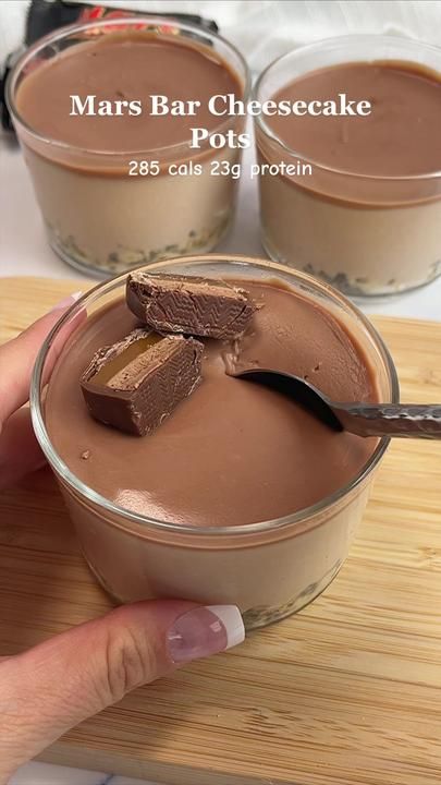 Protein Mars Bar Cheesecake Pots ✨ I kid you not, THEY taste just like... | Overnight Oats | TikTok Mars Overnight Oats, Oreo Cheesecake Overnight Oats, Peanut Butter Cheesecake Overnight Oats, High Protein Cheesecake Jars, Protein Cheesecake Overnight Oats, Protein Cake Recipe, 70s Dinner Party, Mars Bar, Sugar Free Maple Syrup