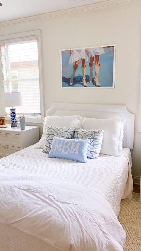 Preppy room, room aesthetic, coastal grandma, coastal millenial, classic decor, chinoiserie, college room, girl room, blue and white room White Bedroom With A Pop Of Color, Preppy Costal Bedroom Ideas, Blue Southern Bedroom, Neutral Pop Of Color Bedroom, Minimal Preppy Bedroom, Preppy White Room, Bed Pillow Arrangement Aesthetic, Coastal Cowgirl Living Room Decor, Hydrangea Bedroom Decor