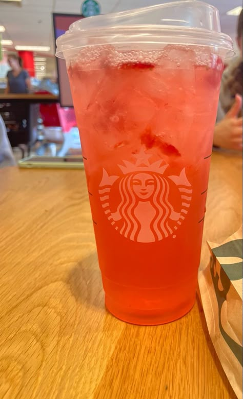 Starbucks Aesthetic Strawberry Acai, Strawberry Refresher Starbucks, Strawberry Açai Refresher, Strawberry Acai Refresher Recipe, Strawberry Starbucks Drink, Strawberry Açaí Refresher, Strawberry Refresher, Starbucks Strawberry Acai Refresher, Luxury Drinks