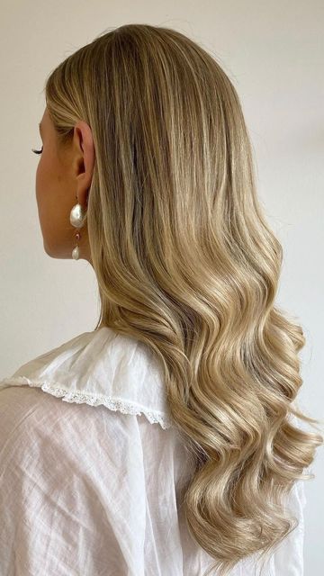 Bride Pearl Hairstyles, Chic Wedding Hair Down, Bridal Hair Tucked Behind Ears, Outfit Soirée, Bridesmaid Hair Inspo, Blonde Wedding Hair, Bridal Hair Down, Hollywood Hair, Bridesmaid Hair Makeup