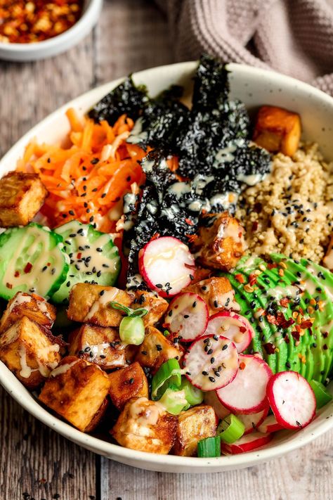 Tofu Quinoa Sushi Bowl - Nadia's Healthy Kitchen Quinoa Sushi Bowl, Healthy Sushi Bowl, Cafeteria Kitchen, Quinoa Tofu, Tofu Quinoa, Tofu Bowls, Plats Healthy, Sushi Bowl, Healthy Bowls