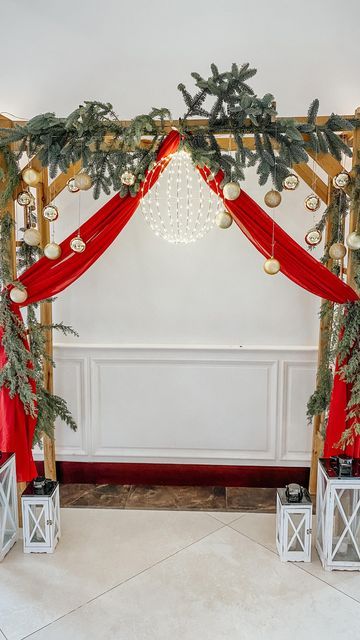 Wooden Arch Christmas Decor, Photobooth Holiday Backdrop, Wedding Arch Ideas Christmas, Christmas Decor Arch, Christmas Wedding Arch Ceremony Backdrop, Christmas Arbor Decorating, Christmas Themed Photo Booth, Outdoor Christmas Backdrop, Christmas Arch Backdrop