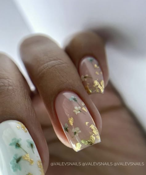 Trendy Christmas Foil Nail Designs Ideas 2023 Single Flower Nail Art, Spring Nails With Dried Flowers, Nail Art With Gold Foil, Floral Foil Nails, Dry Flower Nail Designs, Dried Flowers On Nails, Gold Flower Nail Designs, Dryflower Nails, Dried Floral Nails