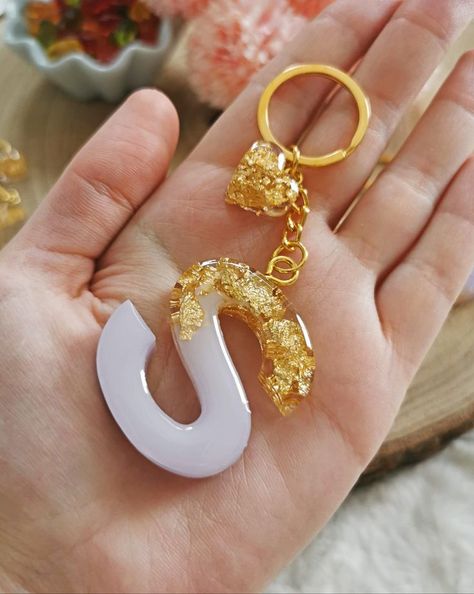 Ocean Keychain, Diy Resin Gifts, Diy Resin Keychain, Ocean Resin Art, Alphabet Keychain, Keychain Resin, Pop Sockets, Letter Keychain, Resin Crafts Tutorial