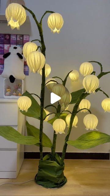 Dyi Lamps, Giant Flowers Diy, Diy Floor Lamp, Diy Luminaire, Lampe Art Deco, Diy Crafts Love, Diy Lampe, Fleurs Diy, Lamp Handmade