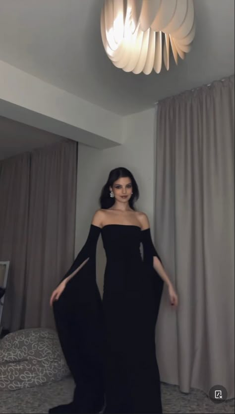 Dresses For Cruises, Formal Dinner Dresses, Hollywood Glam Dress, Hollywood Glamour Dress, Black Dress Classy, Old Hollywood Dress, Wattpad Ideas, Black Dress Women, Dinner Dresses