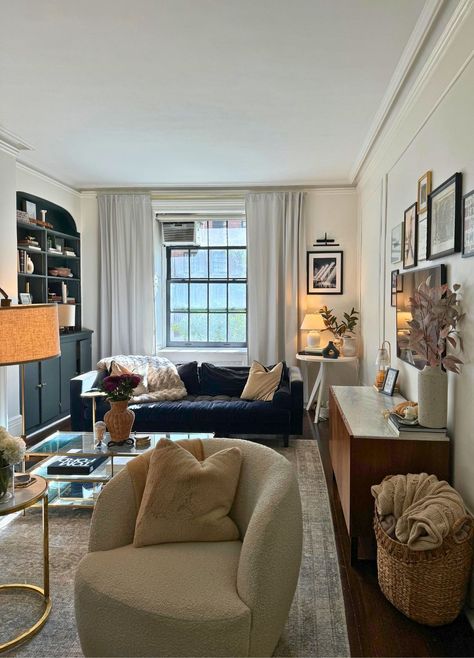 This NYC Apartment Is the Epitome of Cozy Comfort and Architectural Charm New York Apartment Aesthetic, Nyc Apartment Aesthetic, Goth Kitchen Decor, Nyc Studio Apartments, Nyc Apartment Decorating, Nyc Rooms, Boucle Chair, Chicago Condo, Nyc Decor