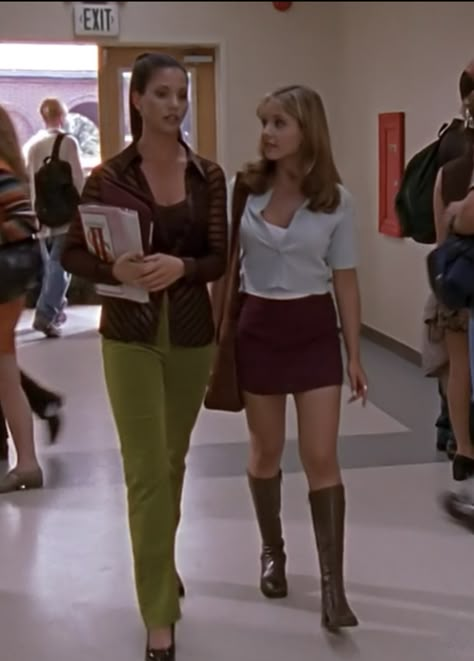 Love the 90s look she is rocking. Blue cardigan and a berry maroon mini skirt with boots <3 Vampire Slayer Outfits, Buffy The Vampire Slayer Outfits, Buffy Fashion, Mini Skirt With Boots, Outfits 90s Style, Buffy Outfits, Tv Characters Outfits, 90s Mini Skirt, Buffy Style