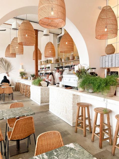 great white cafe venice calirfornia Boho Restaurant, Restaurant Seating Design, Bohemian Cafe, Modern Bohemian Decor, Retail Space Design, White Cafe, Brunch Places, Cozy Coffee Shop, Pizza Bar