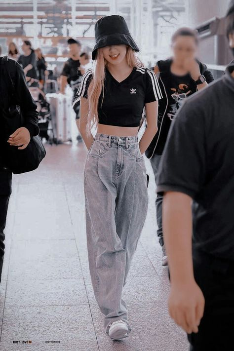 #blackpink #rose .......♡ Blackpink Airport Fashion, Korean Airport Fashion, Looks Adidas, Blackpink Outfits, Outfit Essentials, Stage Outfit, K Fashion, Rose Fashion, Tumblr Outfits